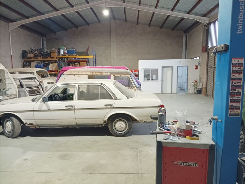 taller lleno de coches