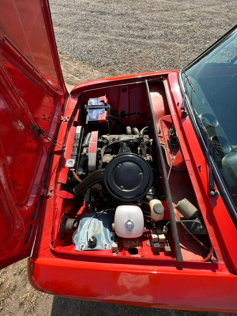 motor de coche rojo